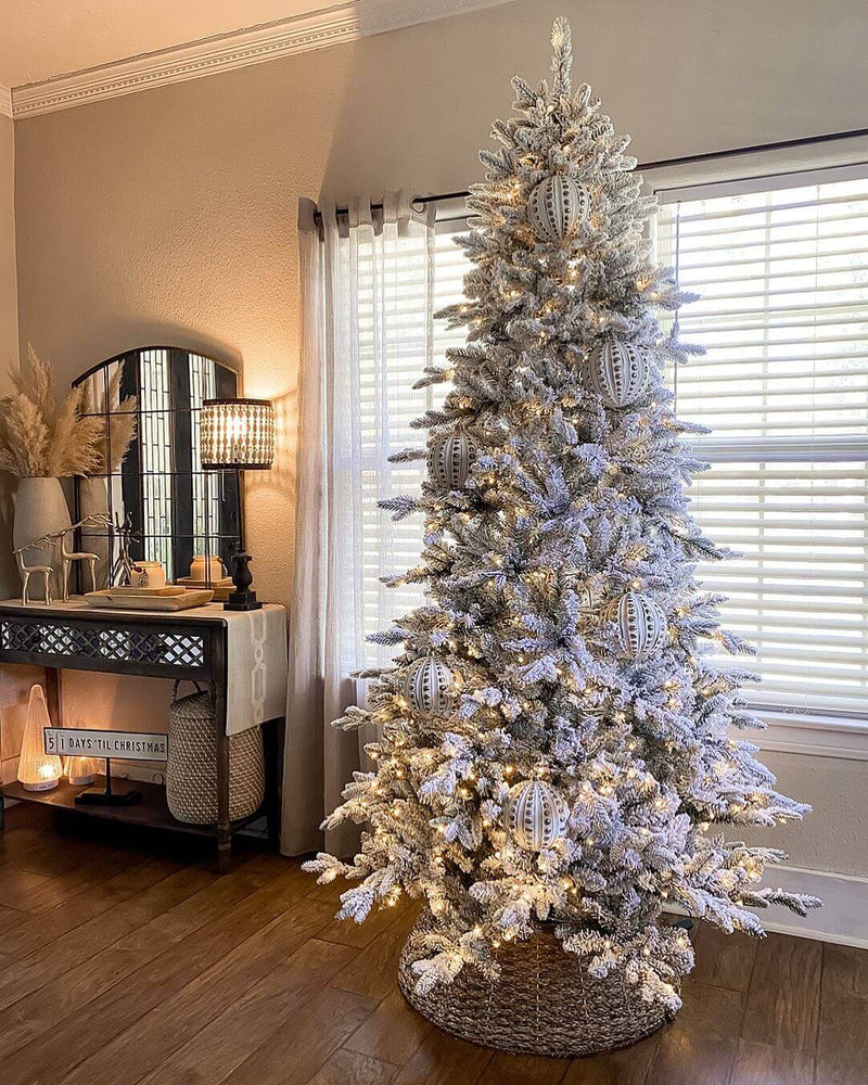 Árvore de Natal Artificial Slim Queen Flock® com 650 Luzes LED Branco Quente