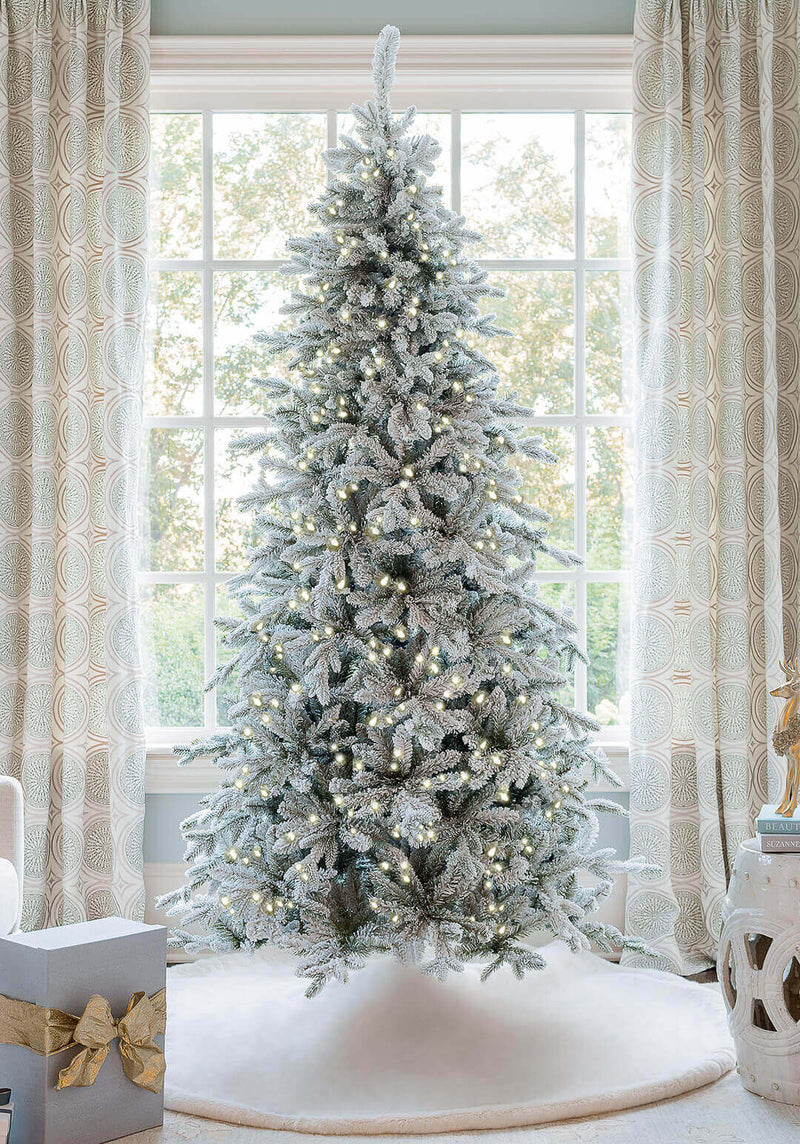 Árvore de Natal Artificial Slim Queen Flock® com 650 Luzes LED Branco Quente