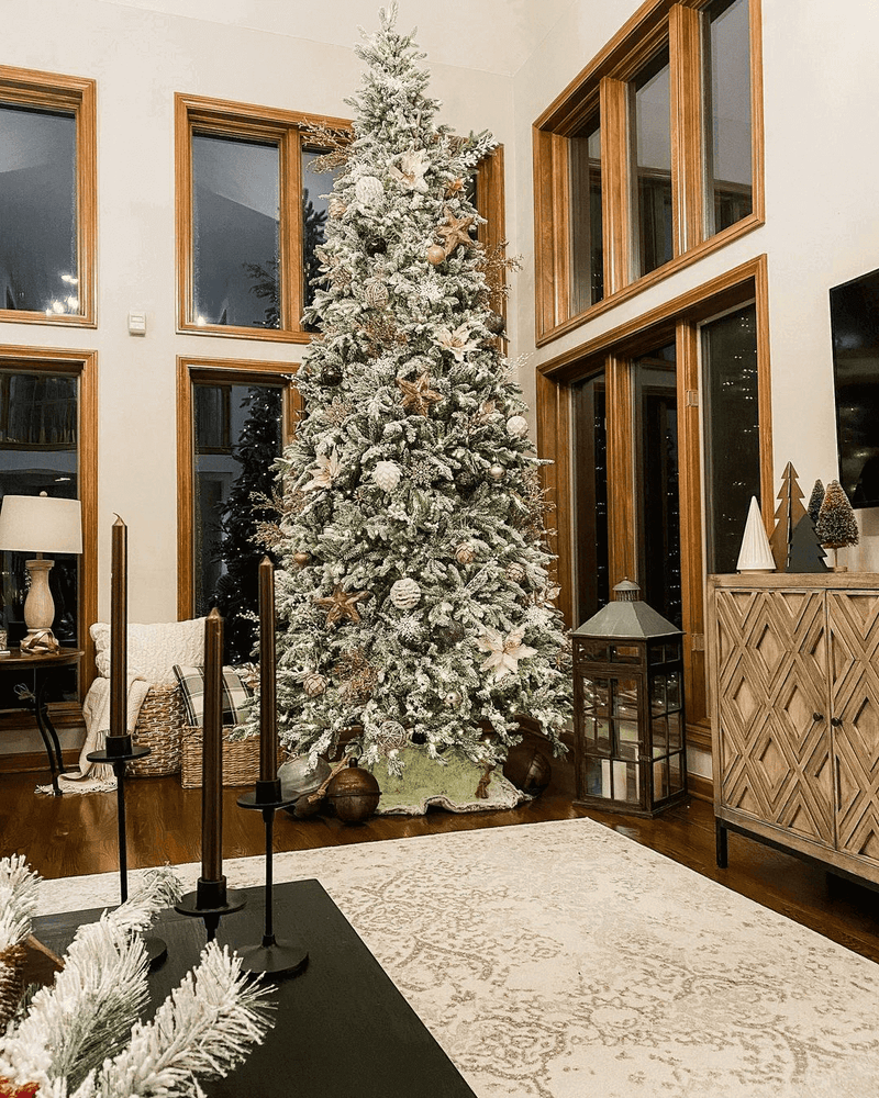 Árvore de Natal Artificial Slim Queen Flock® com 650 Luzes LED Branco Quente