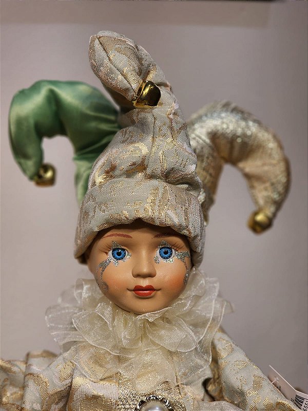 BONECO PIERROT SENTADO C/ MÚSICA VERDE E CHAMPANHE 42,5CM